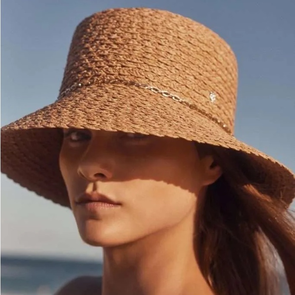 Jetta Raffia Bucket Hat With A Golden Chain In Nougat Gold